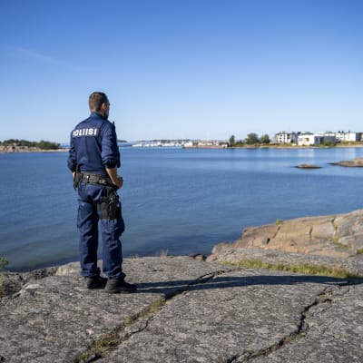 En polis som står på en klippa i Hangö
