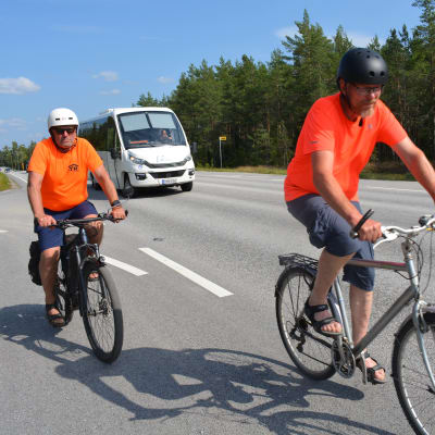 Ari Ketoniemi ja Veli-Matti Virtanen pyöräilevat Laitilassa.