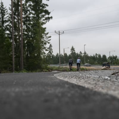 Två cyklister på cykel. 