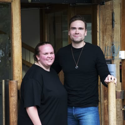 Milla Saavalainen och Robin Kronqvist står i dörröppningen till Novias byggnad i Åbo.