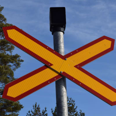 Tasoristeyksen varoitusmerkki, kelta-punainen vinoristi.