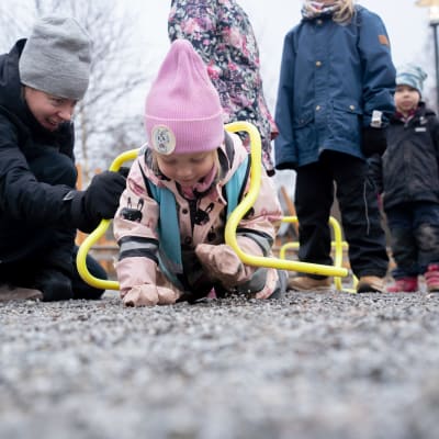 Lapsia leikkimässä Puropuiston päiväkodin pihalla Nokialla.