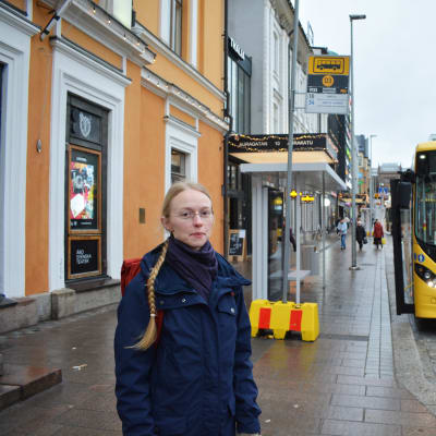 Noora Gherghel framför Åbo Svenska Teater den 11.11.2022. Foto: Mikael Piippo/Yle