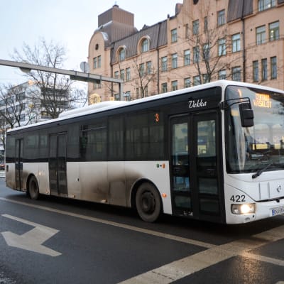 En buss kör på Vasaesplanaden.