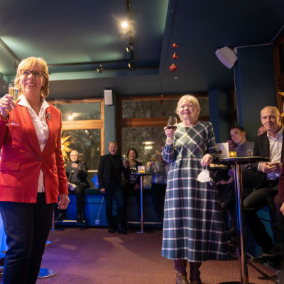 Anna-Maja Henriksson skålar med ett glas champagne.