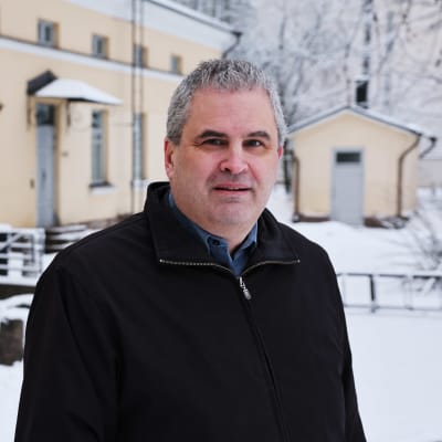 Henkilökuvassa Jari Eloranta, taloushistorian professori, Helsingin yliopisto.