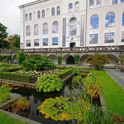Universitete i Bergen med trädgård framför. 