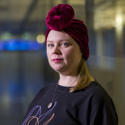 Författaren Sanna-Kaisa Hongisto i röd turban.