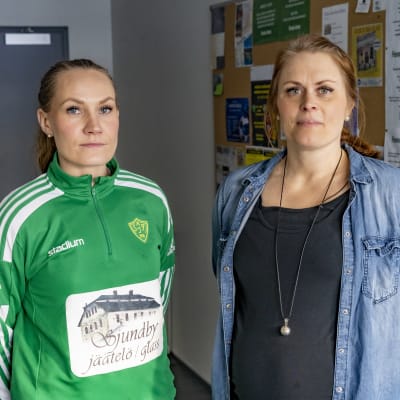 Handbollsspelarna Maria Barck och Linda Arifullen i Sjundeå. 