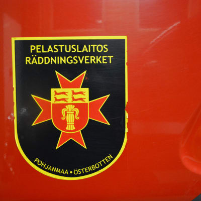 Skylt på brandbil där det står räddningsverket.
