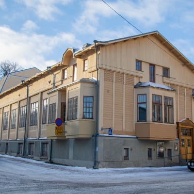 Gul, gammal träbyggnad. 