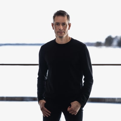 Porträttfoto av man i mörk tröja