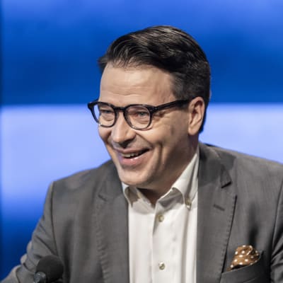 Europaparlamentariker Ville Niinistö skrattar i Yles studio.