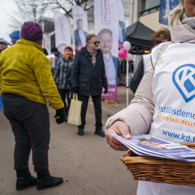 Valkampanj vid Kristdemokraternas valtält. 