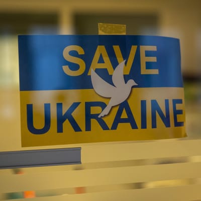 "Rädda Ukraina"-lapp som har tejpats upp på det ukrainska hjälpcentrets dörr i Helsingfors.