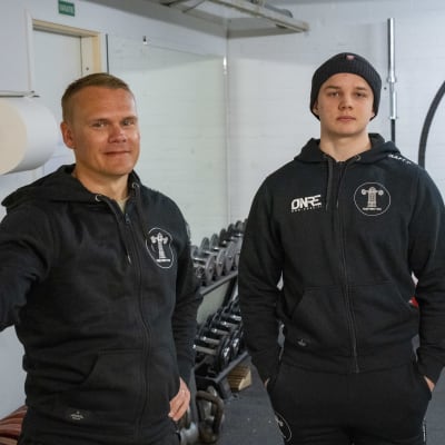 Två personer står bredvid varandra.