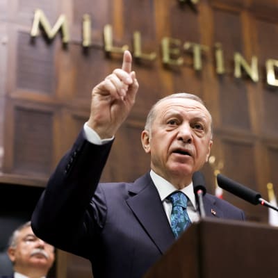 Turkiets president Recep Tayyip Erdogan pekar uppåt med fingret.