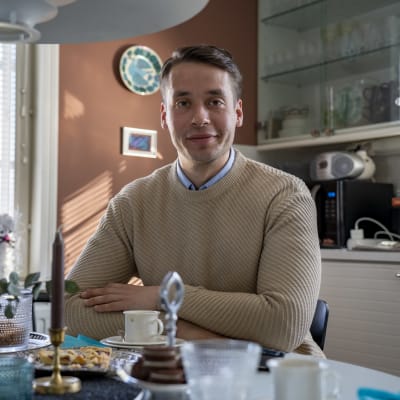 Henrik Wickström vid köksbordet hemma i Täkter. 