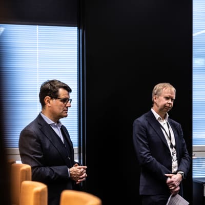 Bruno Melles, global direktör för Hitachis transformatorverksamhet och Matti Vaattovaara, vd på Hitachi Energy i Finland