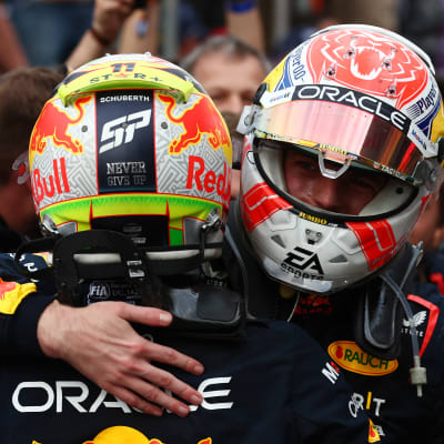 Max Verstappen och Sergio Perez omfamnar varandra.