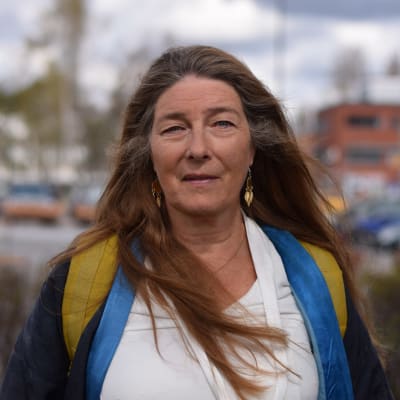 Kvinna med långt brunrött hår.