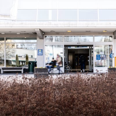 Fasadbild vid ingången till Vasa centralsjukhus