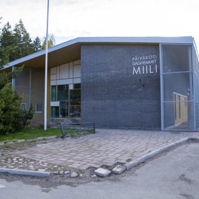En daghemsbyggnad där det på fasaden står Päiväkoti Daghemmet Miili.