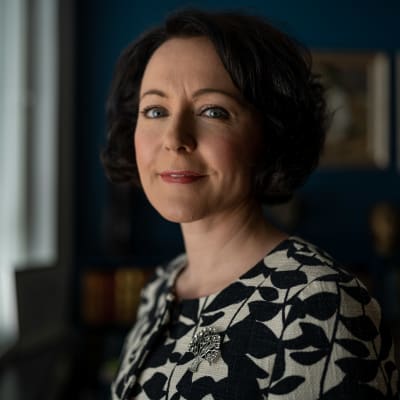 Runoilija ja valtiotieteen tohtori Jenni Haukio kuvattuna WSOY:n kirjastossa, Helsinki, 22.5.2023.
