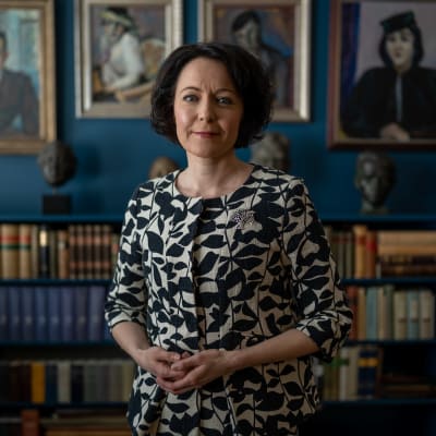 Runoilija ja valtiotieteen tohtori Jenni Haukio kuvattuna WSOY:n kirjastossa, Helsinki, 22.5.2023.