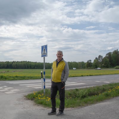 Intervjubild vid ett fartgupp. 