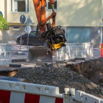 En grop vid en byggarbetsplats på en gata. 