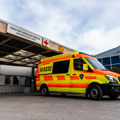 Ambulans utanför Borgå sjukhus
