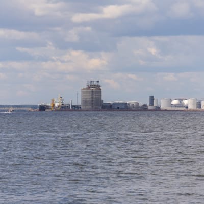 Haminan sataman LNG-terminaali kuvattuna Haminan Hylksaarelta.