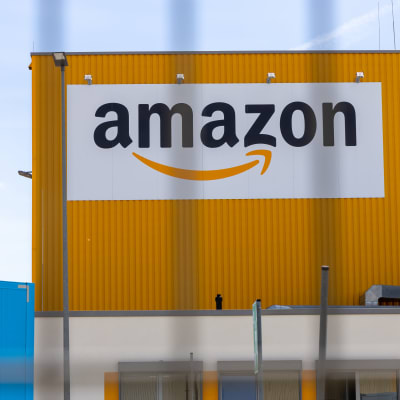 Amazons logo på väggen av deras logistikcentral.