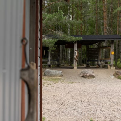 Repoveden kansallispuiston sisäänkäynti sekä säilykekäymälän ovi.