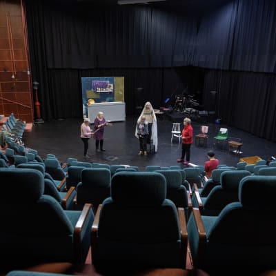 Kuusankosken teatterin senioriteatterilaisia harjoituksissa Voikkaasalissa.