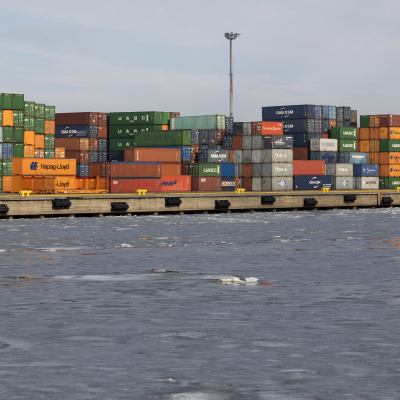 Containers i hamnen i Kotka