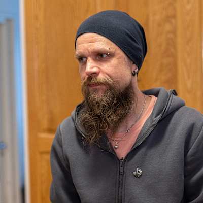 Ilkka Lehtomäki asunnossaan Kouvolan Inkeroisissa.