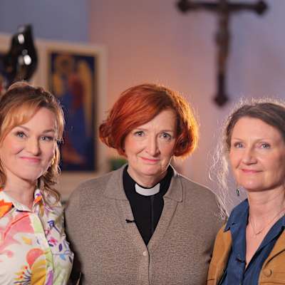 Kirkkovieraan juontaja Elina Vaittinen, pappi Jaana Rantala ja näytelmäkirjailija Sirkku Peltola Pispalan kirkossa.