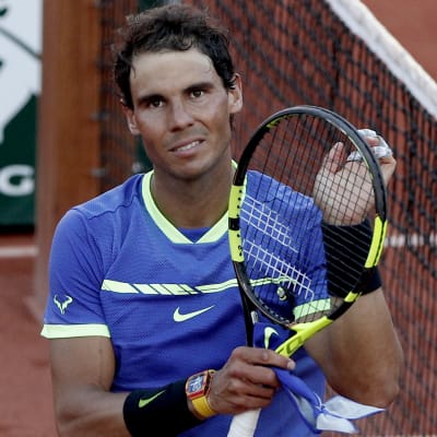 Rafael Nadal poserar efter semifinalsegern mot Dominic Thiem.