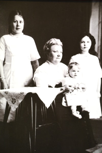Alva Forsius familjeporträtt med döttrarna