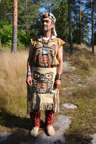 Man i Tsimshianfolkets dräkt.