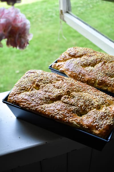 Toast som svalnar i ett fönster