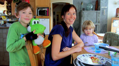 Charlotta Asplund med barnen Musse och Sara.
