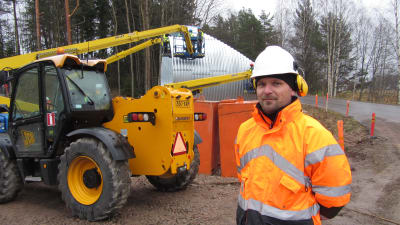 Försäljningsmanager Janne Pitkänen vid Rumtec Oy på plats vid vägtrummebygget i Svedja i Karis.
