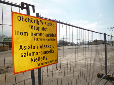 Ett staket med förbudstext: Obehörig vistelse förbjudet inom hamnområdet. Tekniska centralen.
