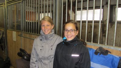 Heidi Kaarto och Sofie Smeds rider på Hubertus