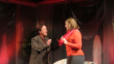 Carola Sarén och Alexandra Häggman spelar upp scen i pjäsen Kaos, på Wasa teater.