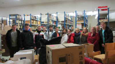 Hangö gymnasiums kurs i lokalhistoria besöker Hangö museums bildarkiv