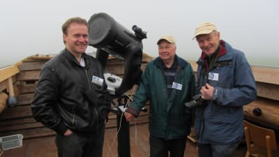 Hans Lindén, Johan Wadström och Matts Andersén uppe vid teleskopet på Meteorians tak.